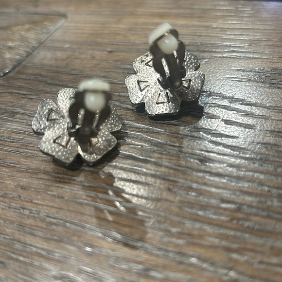 Vintage Clip On Earrings - Picture 6 of 7